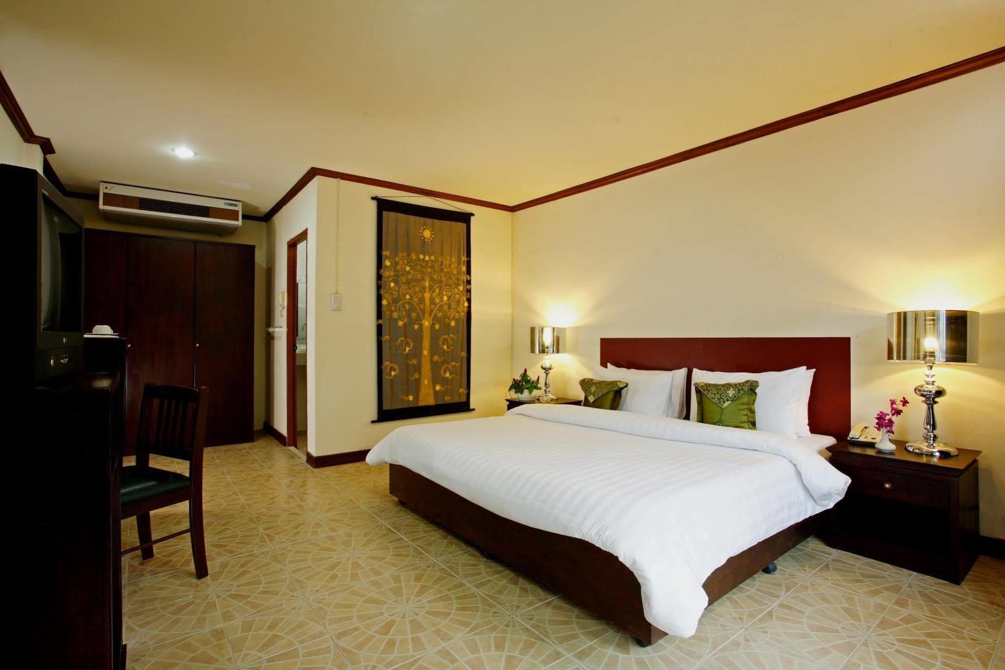 Bamboo Beach Hotel & Spa Patong Экстерьер фото