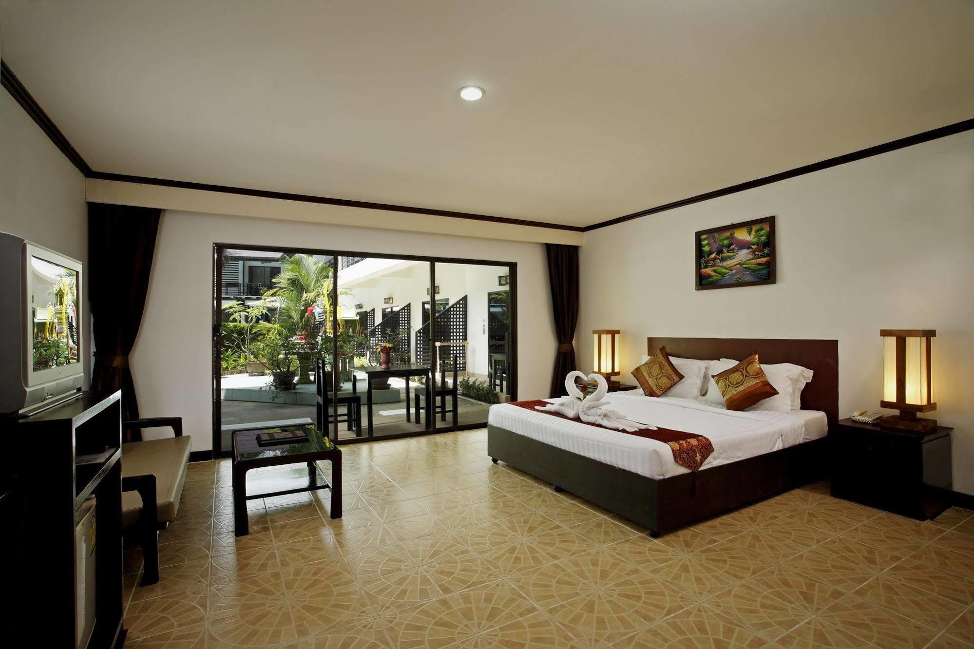Bamboo Beach Hotel & Spa Patong Экстерьер фото