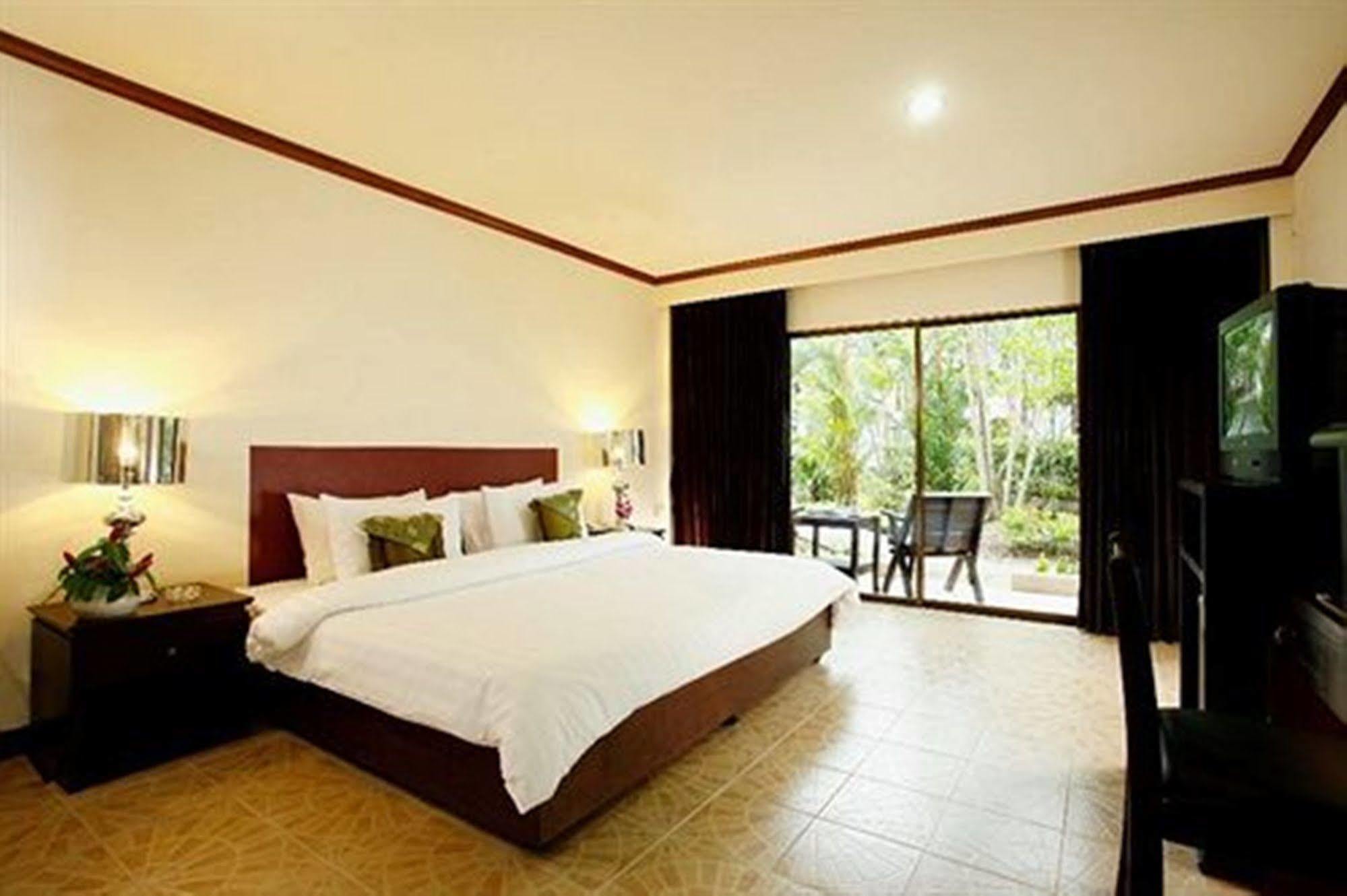 Bamboo Beach Hotel & Spa Patong Экстерьер фото